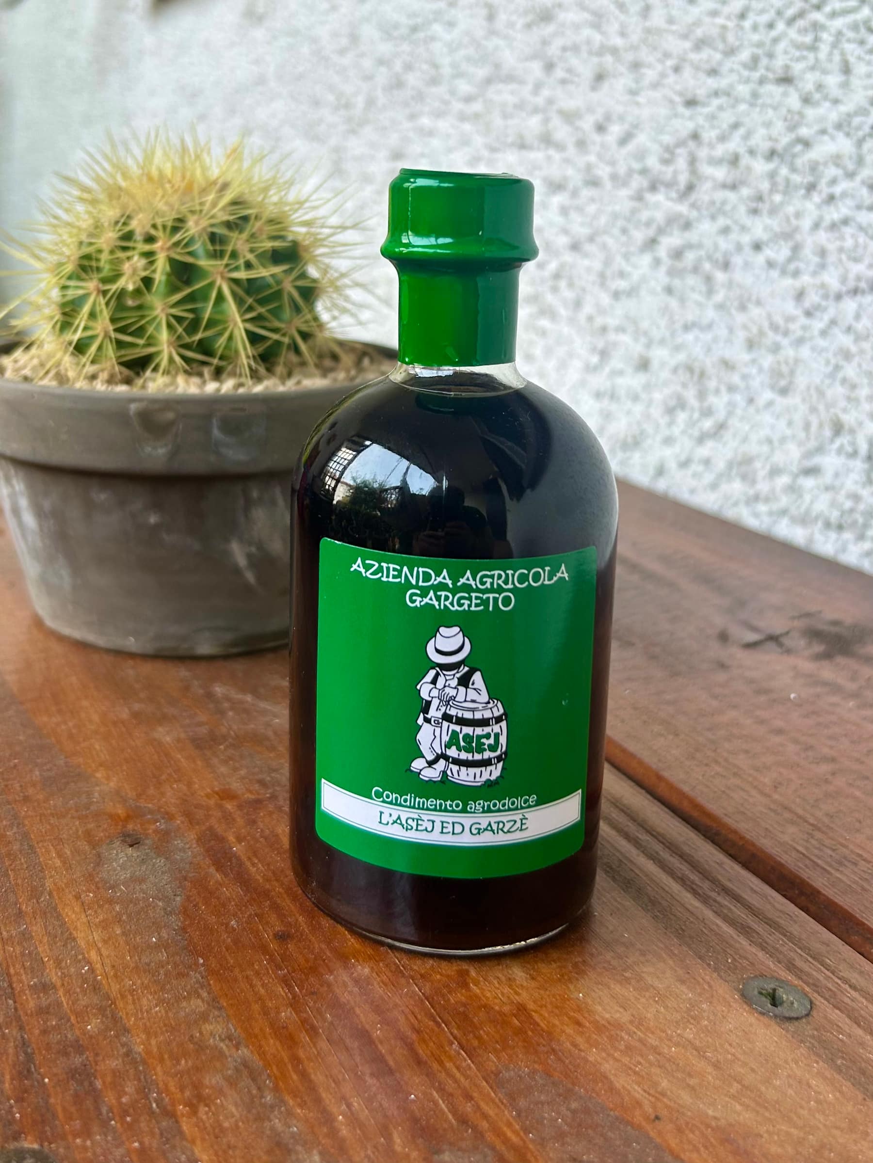 Bottiglia da 250 ml de L’Asèj ed Garzè, condimento balsamico, con etichetta e tappo verdi